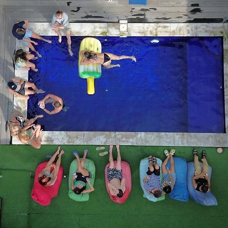 The Tipsy Gypsy Hostel Canggu Buitenkant foto