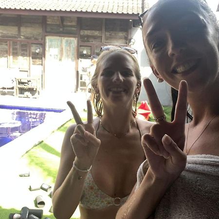 The Tipsy Gypsy Hostel Canggu Buitenkant foto