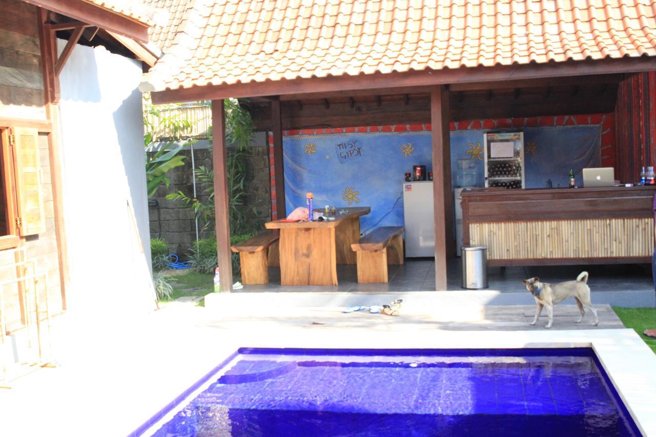 The Tipsy Gypsy Hostel Canggu Buitenkant foto